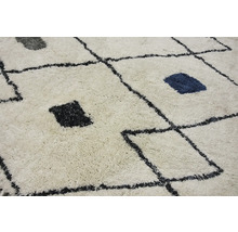 Detailný pohľad na koberec s geometrickým vzorom