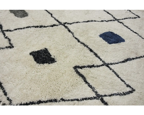 Detailný pohľad na koberec s geometrickým vzorom