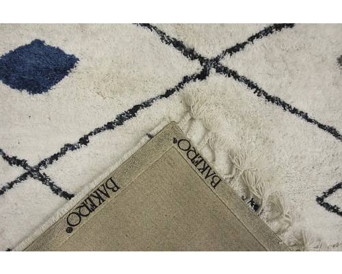 Koberec s geometrickým vzorom a strapcami