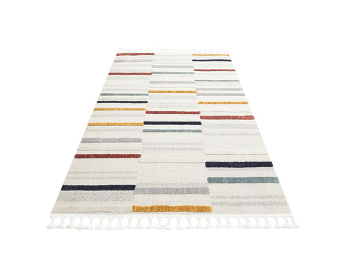 Koberec s pruhovaným vzorom a strapcami