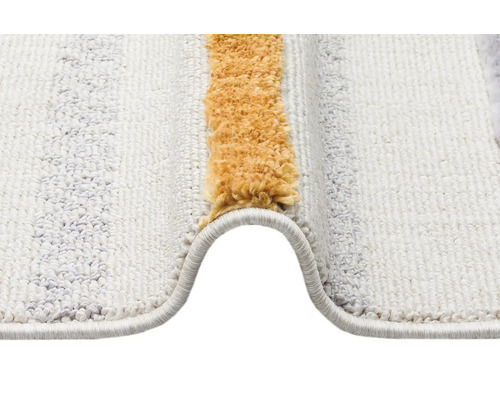 Detailný pohľad na koberec s pruhovaným vzorom