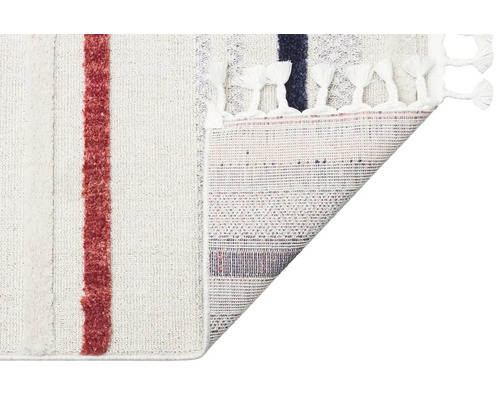 Koberec s pruhovaným vzorom a strapcami