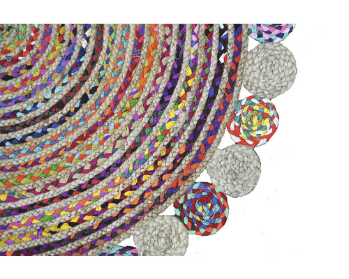 Detail okrúhleho koberca z pletenej juty s farebnými akcentmi.