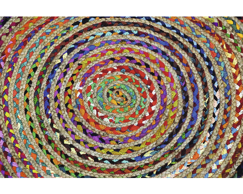 Okrúhly koberec z pleteného materiálu so vzorom