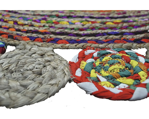 Detail okrúhleho koberca z juty a textílie