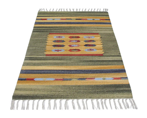 Koberec s prúžkovaným vzorom a strapcami