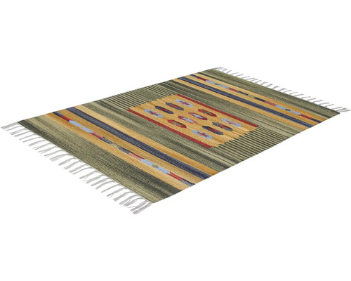 Koberec s prúžkovaným vzorom a strapcami