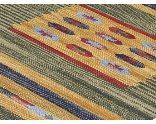 Detailný pohľad na koberec s pruhmi a geometrickými vzormi