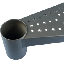 Detailný pohľad na kovový schod so vzorom otvorov