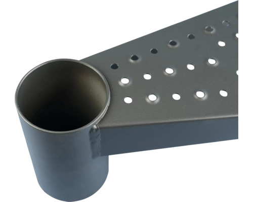 Detailný pohľad na kovový schod so vzorom otvorov