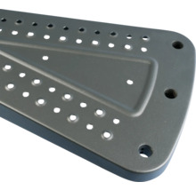 Kovový schod s otvormi