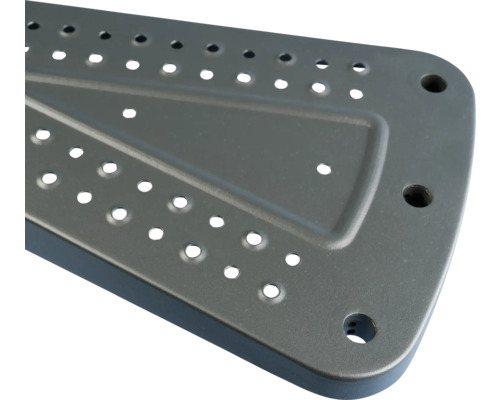 Kovový schod s otvormi