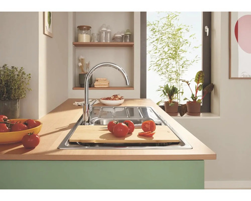 Kuchynská scéna s drezom, vodovodnou batériou a doskou na krájanie