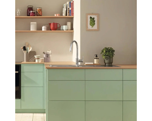 Kuchynská scéna s drezom, batériou a kuchynským náčiním na otvorených policiach