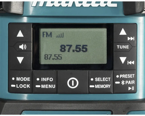 Detailný záber displeja a ovládacích prvkov rádia