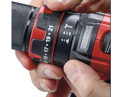 Detailný záber vŕtačky s nastavením krútiaceho momentu v rukách