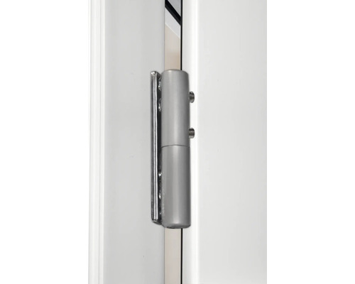 Kovový záves pripevnený na dvere