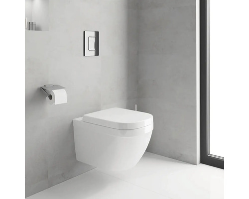 Moderná kúpeľňa s závesným WC, ovládacím panelom a držiakom toaletného papiera.
