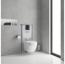 Moderná kúpeľňa so závesným WC, inštalačným modulom a logom Grohe