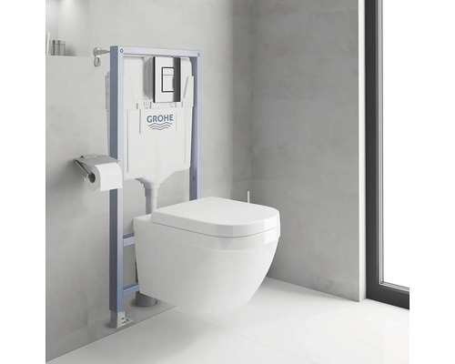 Závesné WC s nádržkou a logom Grohe vo svetlej kúpeľni.