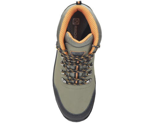 Pohľad zhora na turistickú obuv so šnúrkami