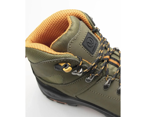 Detail olivovo zelenej turistickej topánky so šnúrkami