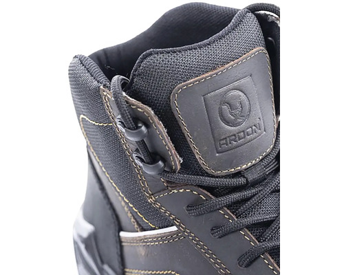 Detailný pohľad na bezpečnostnú obuv so šnúrkami a logom Ardon