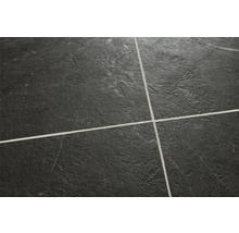 Detail čiernej dlažby s medzerami