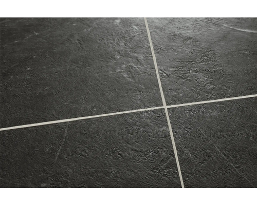 Detail čiernej dlažby s medzerami