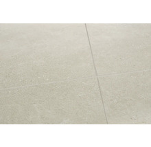 Podlahové dlaždice položené so škárami