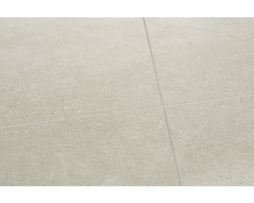 Podlahové dlaždice položené so škárami