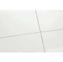 Biele dlaždice so šedými škárami