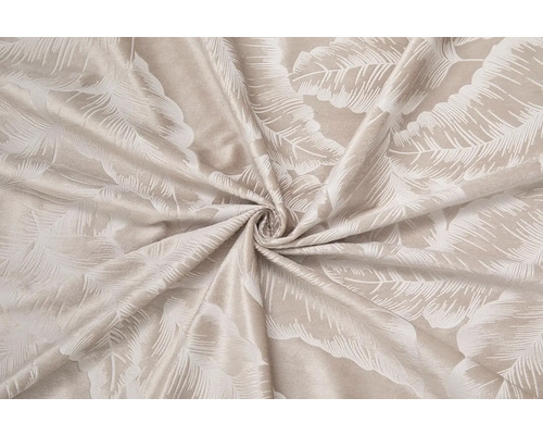 Dekoračná látka so vzorom listov, zobrazená nariasená