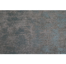 Koberec s abstraktným vzorom