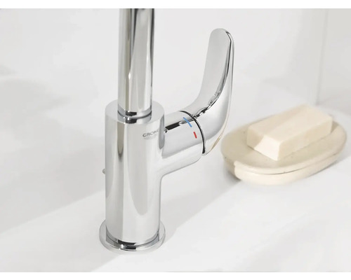Lesklá vodovodná batéria Grohe vedľa mydla