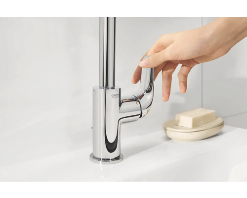 Lesklá umývadlová batéria s jednopákovou zmiešavacou batériou a logom Grohe ovládaná rukou.