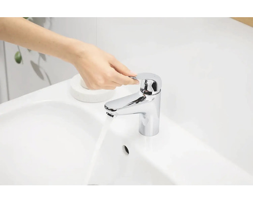 Batéria v kúpeľni s tečúcou vodou