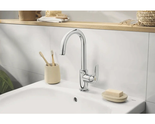 Umývadlová batéria v kúpeľni so zubnými kefkami a mydlom