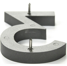 Číslo domu 3 s upevňovacími kolíkmi