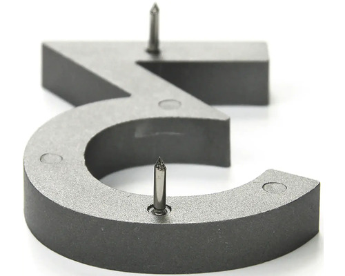 Číslo domu 3 s upevňovacími kolíkmi