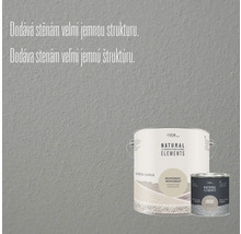 Vedro s farbou s potlačou Natural Elements pred stenou s jemnou štruktúrou
