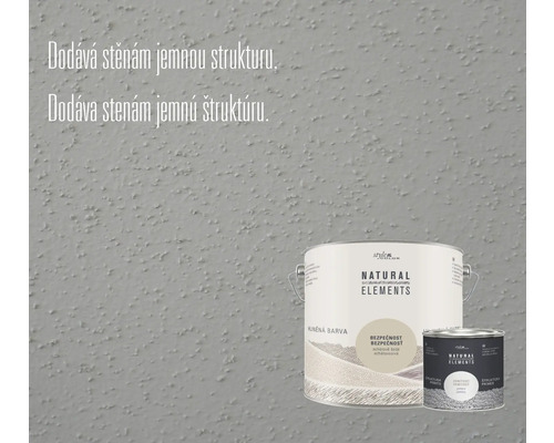 Vedro farby so štruktúrou pred stenou s jemnou štruktúrou