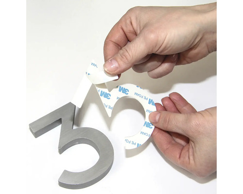 Číslo domu päť s lepiacimi pásikmi na upevnenie