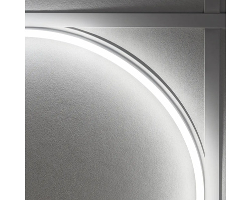 Detail nástennej lampy s rámom a kruhovým svetelným prvkom.