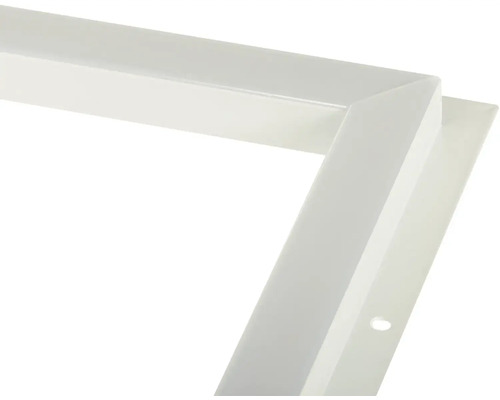 Detail bielej kovovej rámovej konštrukcie.