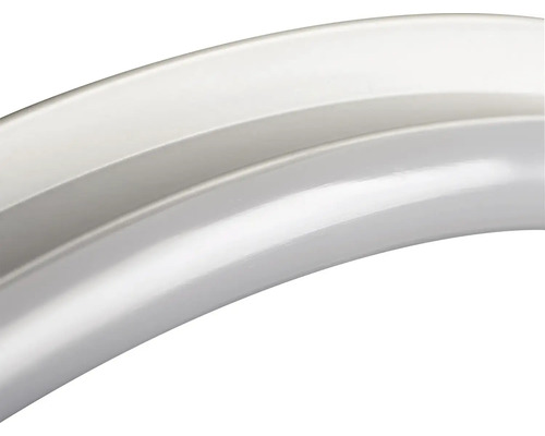 Detailný záber zakriveného, lesklého objektu.