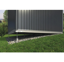 Kovový záhradný domček so základom na trávniku