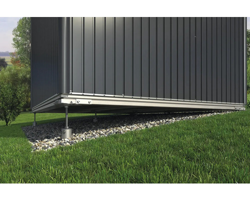 Detail záhradného domčeka so základom na trávniku