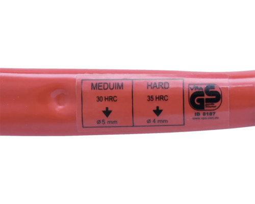 Nálepka na porisku kladiva s informáciami o tvrdosti a pečatí VPA Gepruefte Sicherheit.