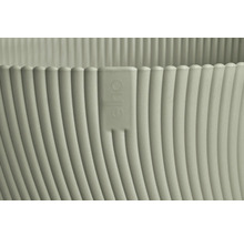 Detailný pohľad na ryhovaný kvetináč s logom Elho.